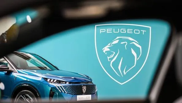Logo Peugeot avec le nouveau e-3008