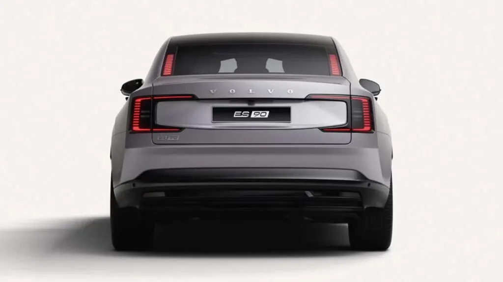 vue du coffre de la berline volvo es90 2025