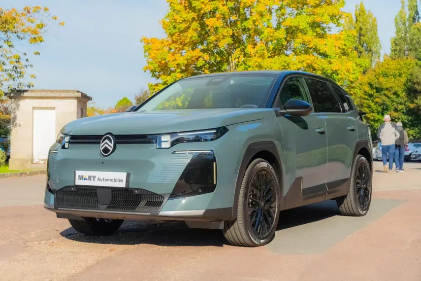 Le célèbre C5 Aircross 2025 au soleil avec le cache plaque Mary Automobiles. 