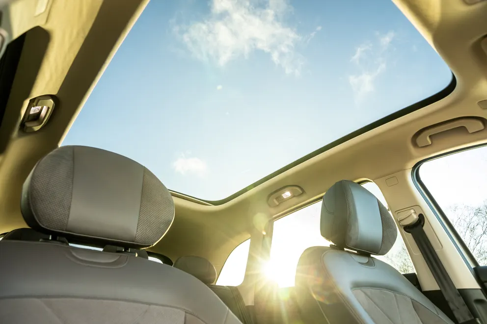 Toit panoramique de 1,96 m² avec store électrique du MGS6 EV