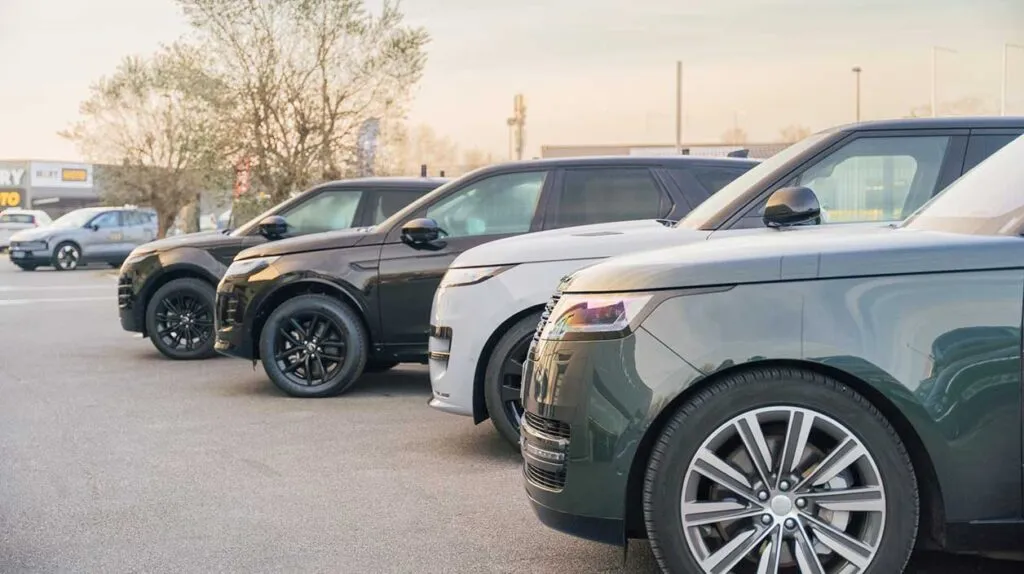 Des voitures garées dans le parc automobile d'une concession
