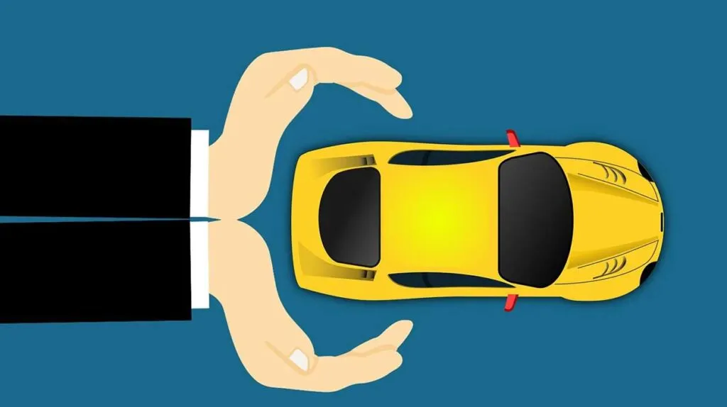 Des mains qui protègent une voiture