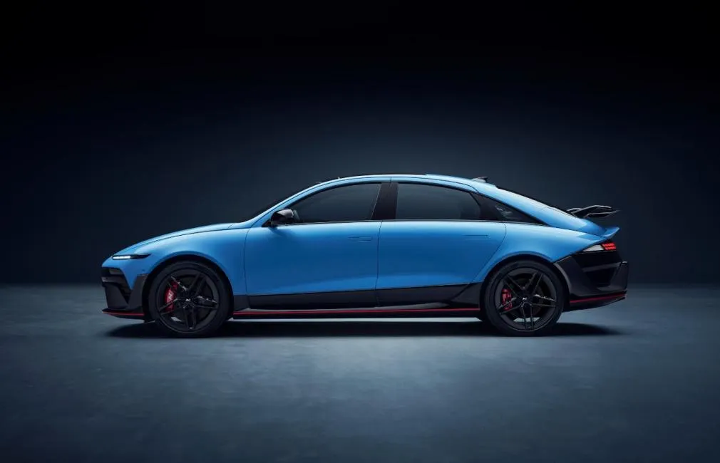 Vue latérale extérieure de la nouvelle Ioniq 6 N