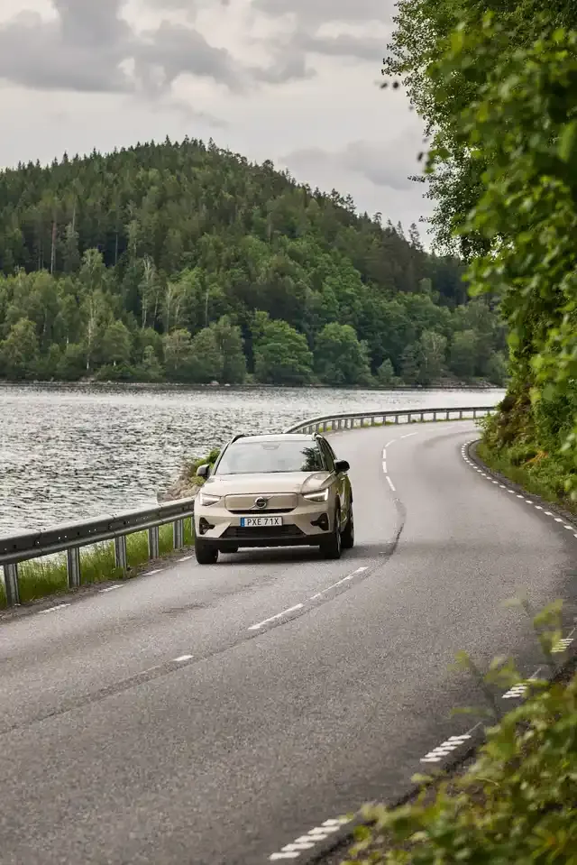 Belle photo d'un volvo ex40 proche d'un lac