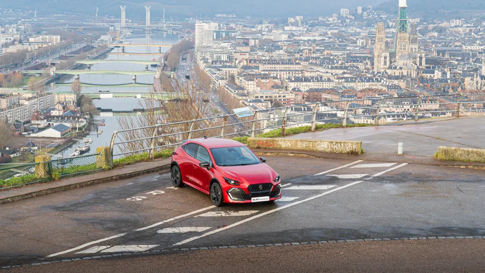 Nouvelle Clio 6 avec la ville de Rouen en arrière plan