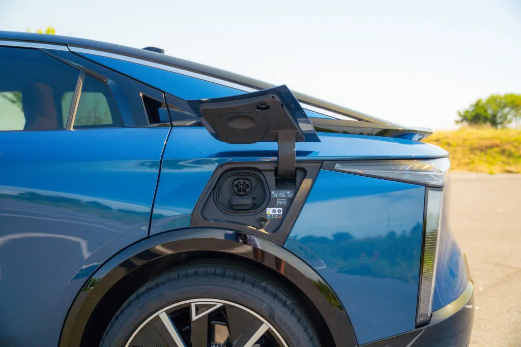 Vue de la prise électrique pour recharger la voiture
