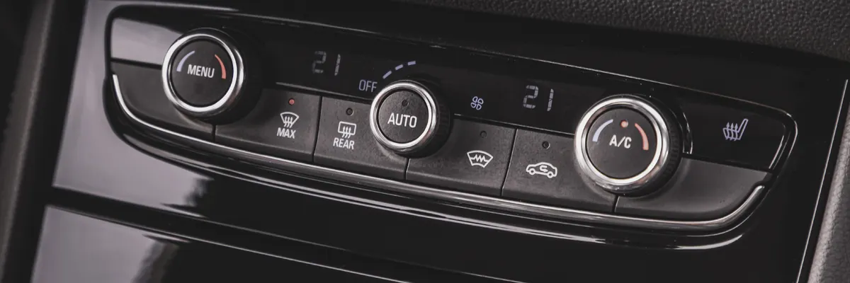 Tableau de bord d'une voiture avec bouton climatisation