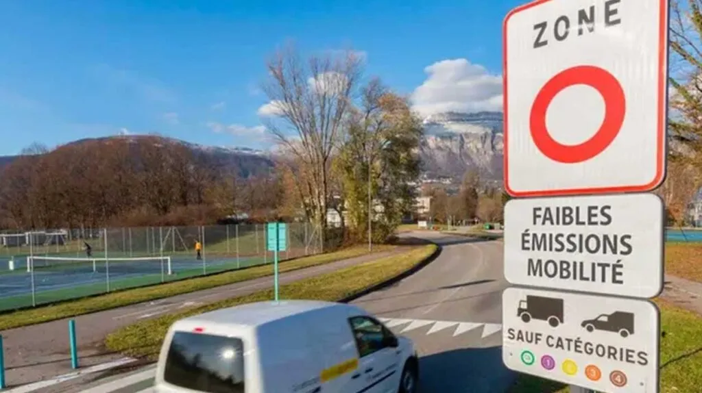 Une ville avec un panneau de zone à faibles émissions