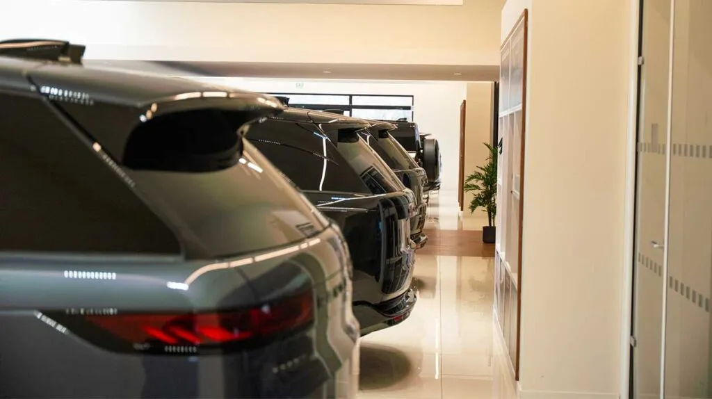 Des photos de voiture d'une concession