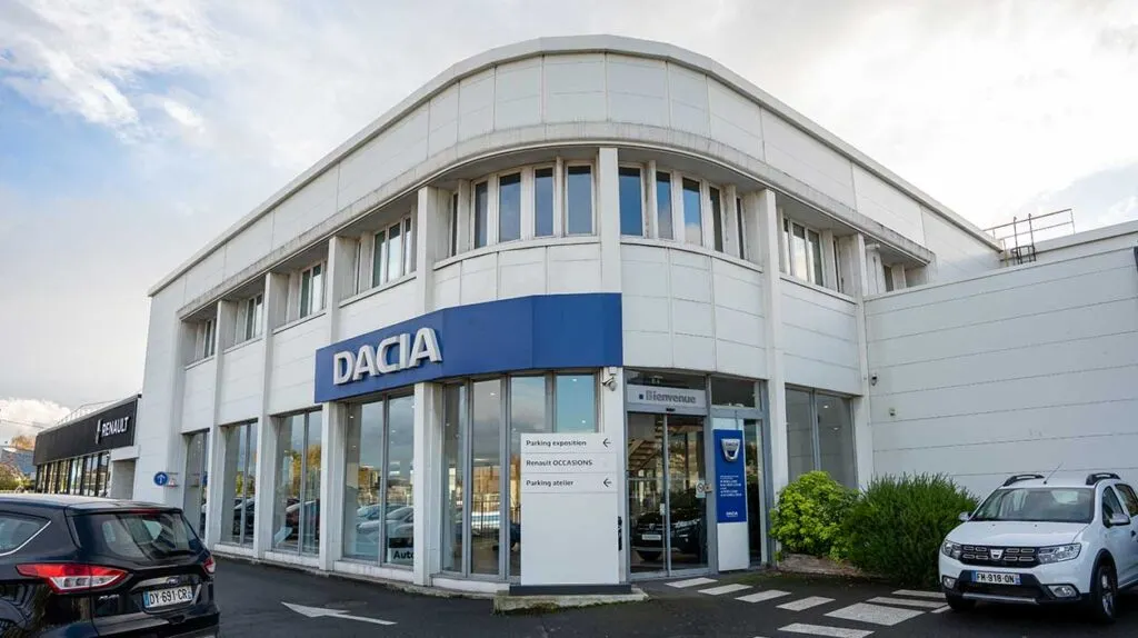 Vitrine de la concession Dacia de Mary Automobiles