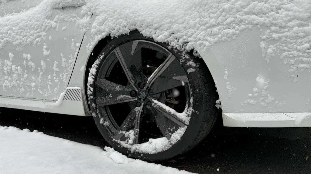 pneu hiver sous la neige