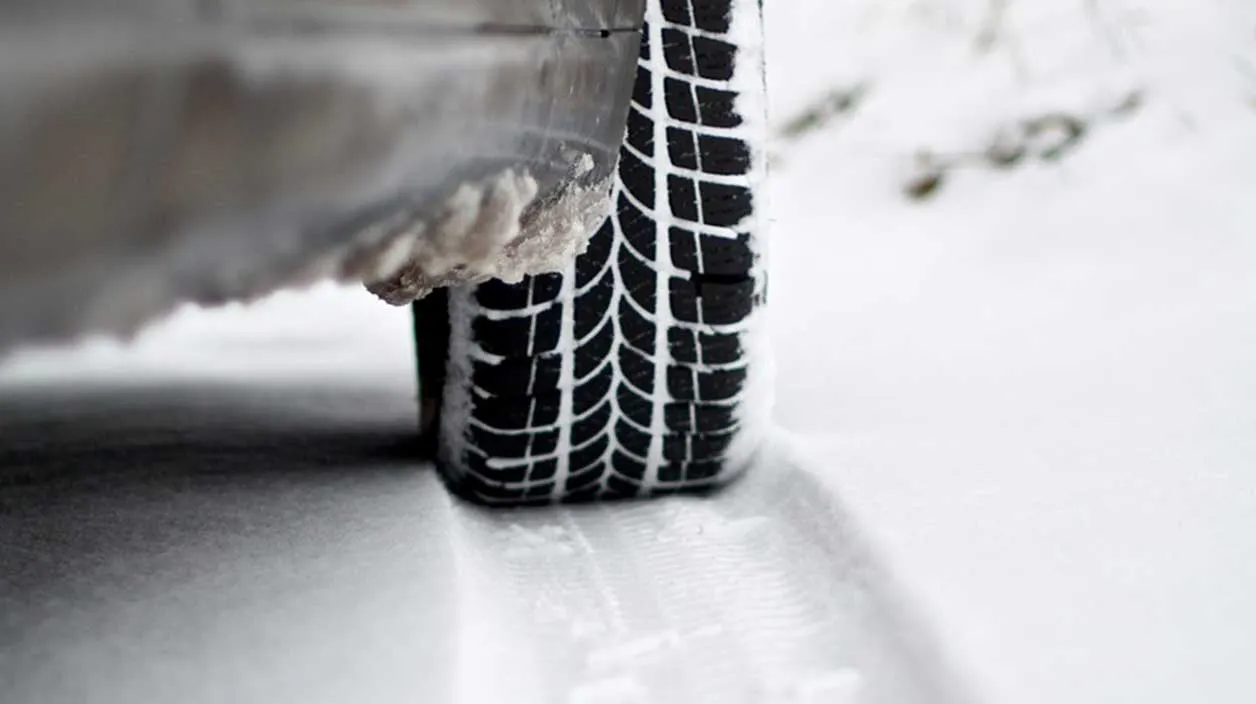 Des pneus roulant sur la neige