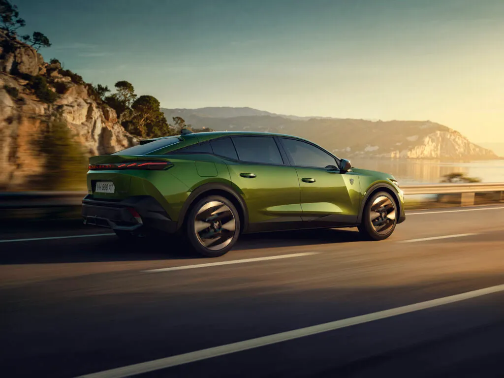 Vue latérale de la nouvelle peugeot 408 sur la route