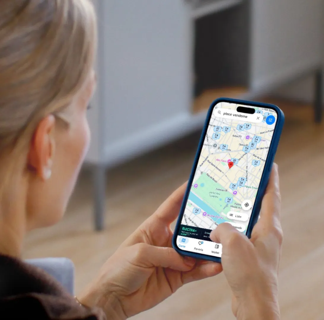 Une femme qui regarde une application de bornes de recharge