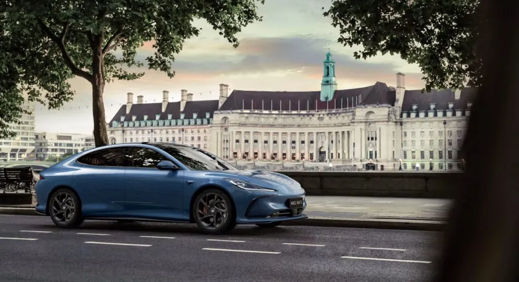 Image de la MG IM5 sur la route devant un palais