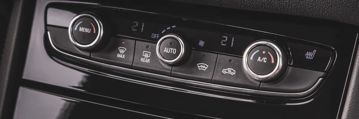 Tableau de bord d'une voiture avec bouton climatisation