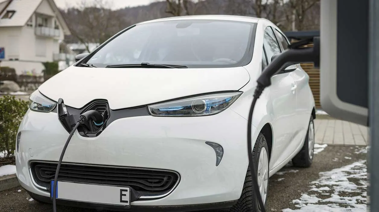 Où recharger sa voiture en Normandie ? Zoé électrique en train de recharger