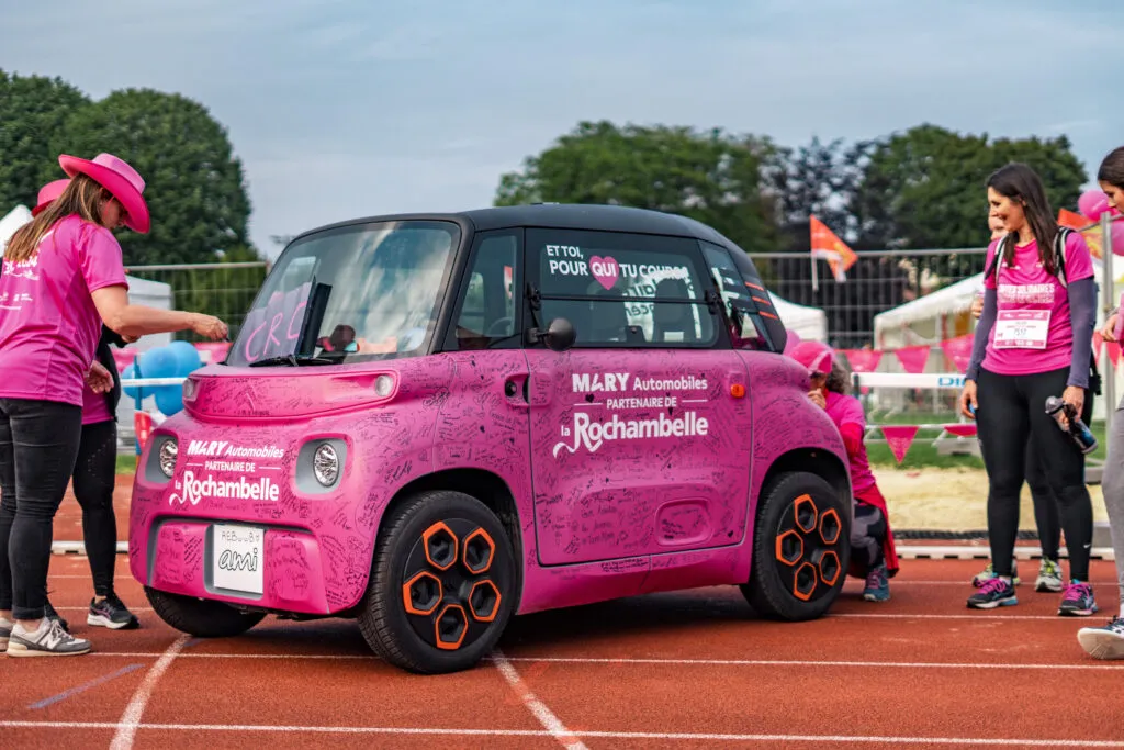 Voiture Citroën AMI Rose lors de l'édition de La Rochambelle 2024
