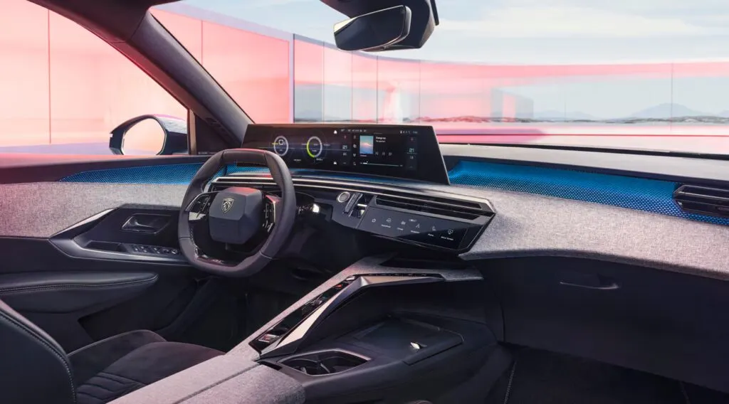 Tableau de bord d'un modèle de la gamme Peugeot. Publicité de l'offre Peugeot Satisfait ou Echangé