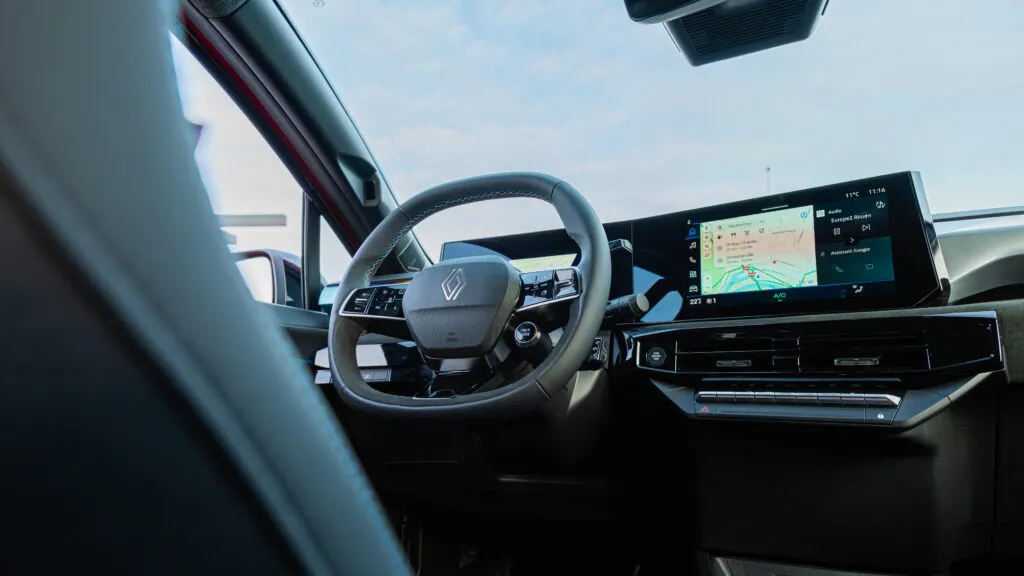Vu du volant et d'une partie du tableau de bord de nouvelle clio 6