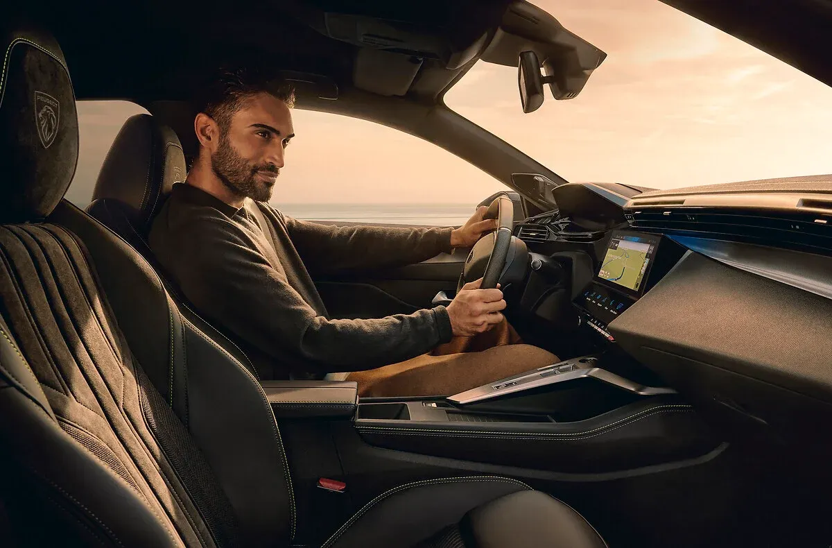 Homme qui conduit la nouvelle 408 en toute sécurité