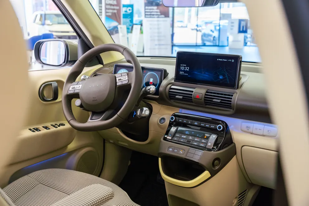 Écran tactile central pour un accès rapide aux informations, connectivité avancée avec compatibilité Apple CarPlay et Android Auto