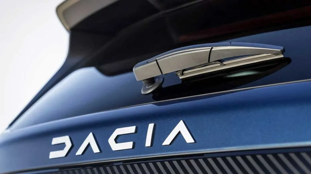 Détail logo Dacia sur coffre Bigster