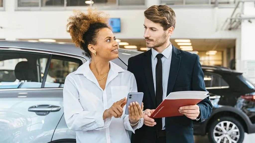 Une cliente qui demande conseil auprès de son concessionnaire