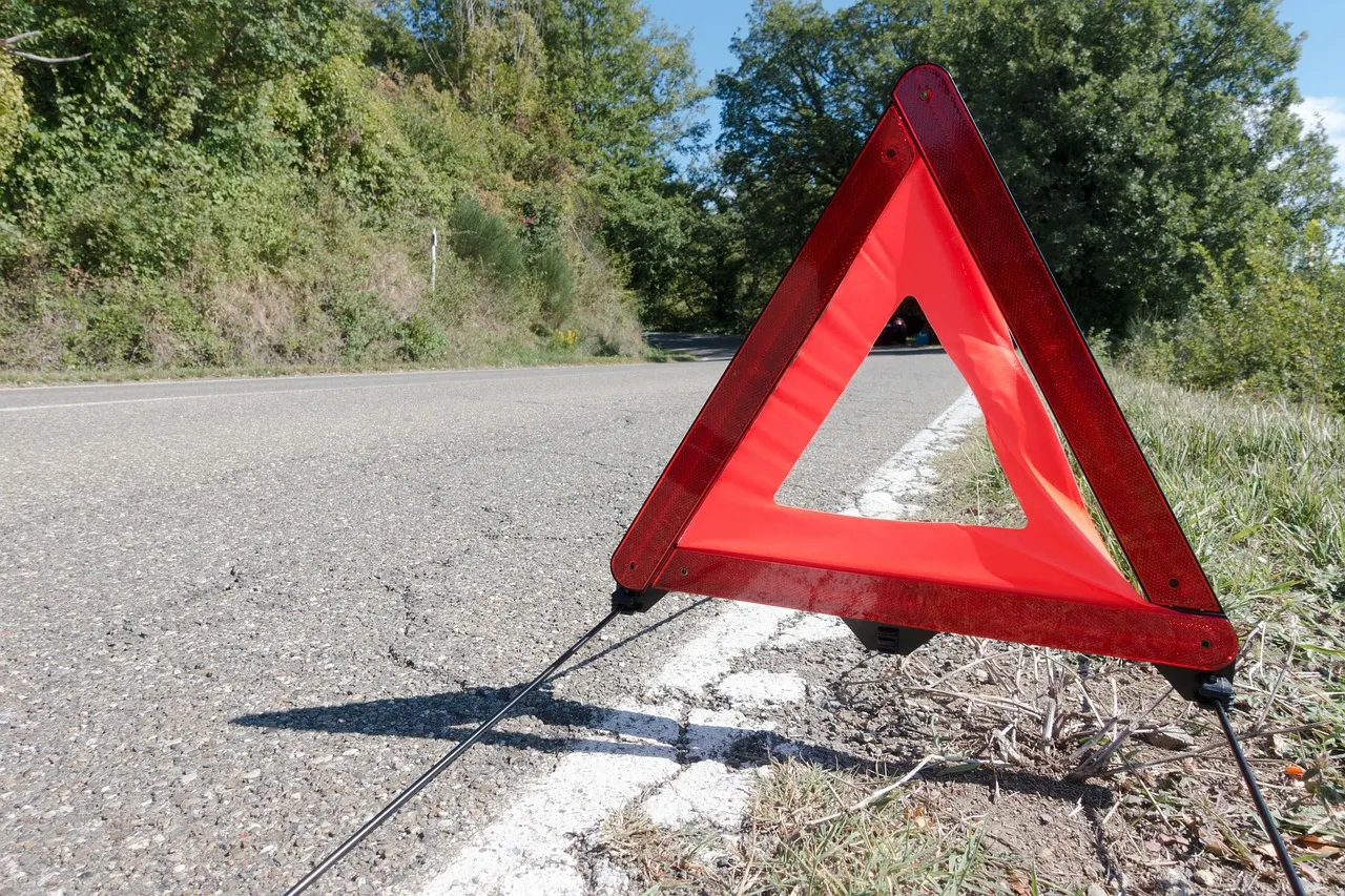 Panneau de signalisation sur la route