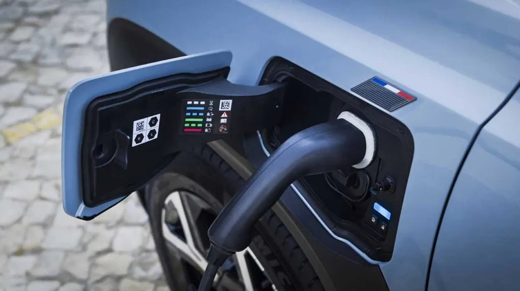 La Renault 4 2025 qui recharge avec un câble électrique