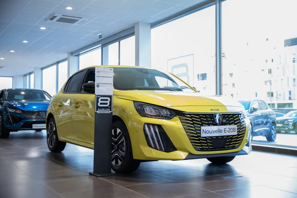 Peugeot E-208 dans une concession Mary Automobiles