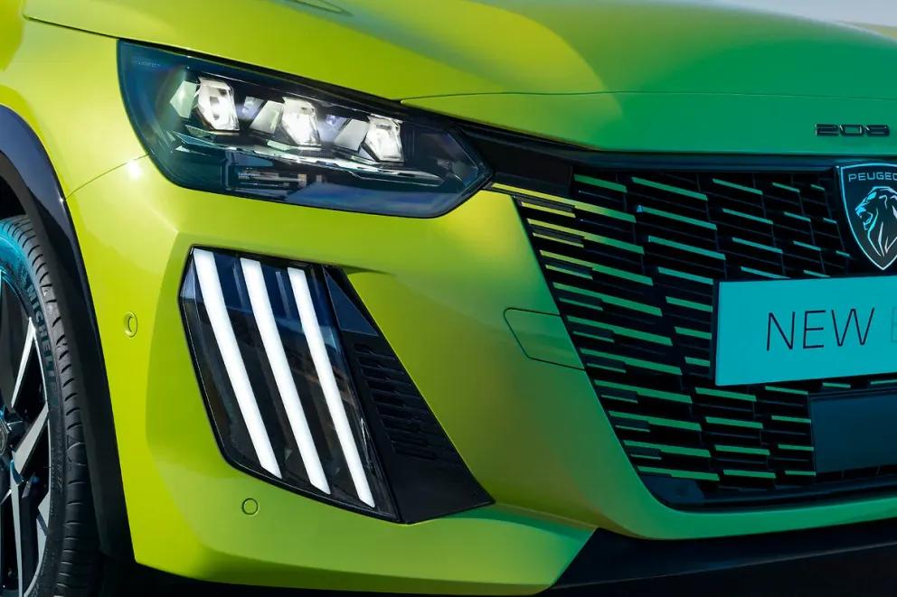 Signature lumineuse à trois griffes LED à l’avant et à l’arrière