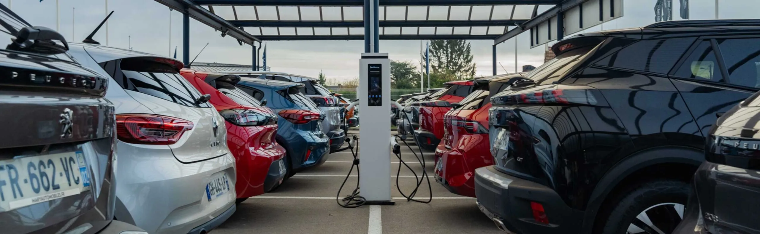 Une borne de recharge électrique dans un parc automobile