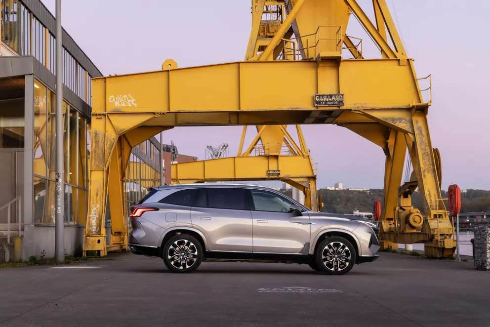 profil du MGS9 PHEV, grue jaune en arrière-plan