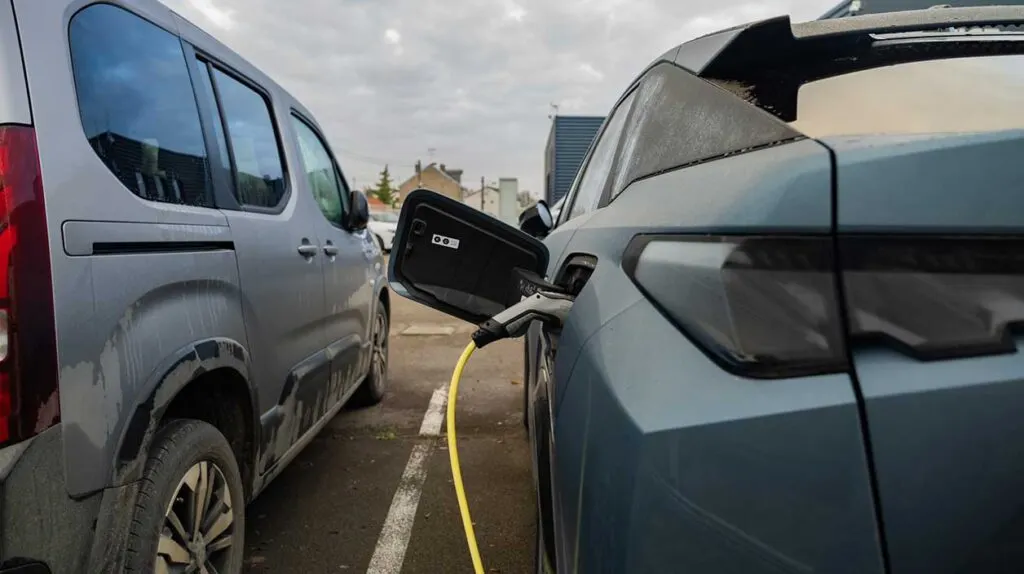 Une voiture électrique en train d'être rechargée