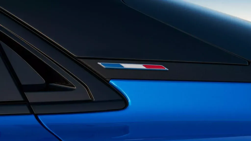 Alpine, fabrication française avec le logo sur la carrosserie de la nouvelle A390