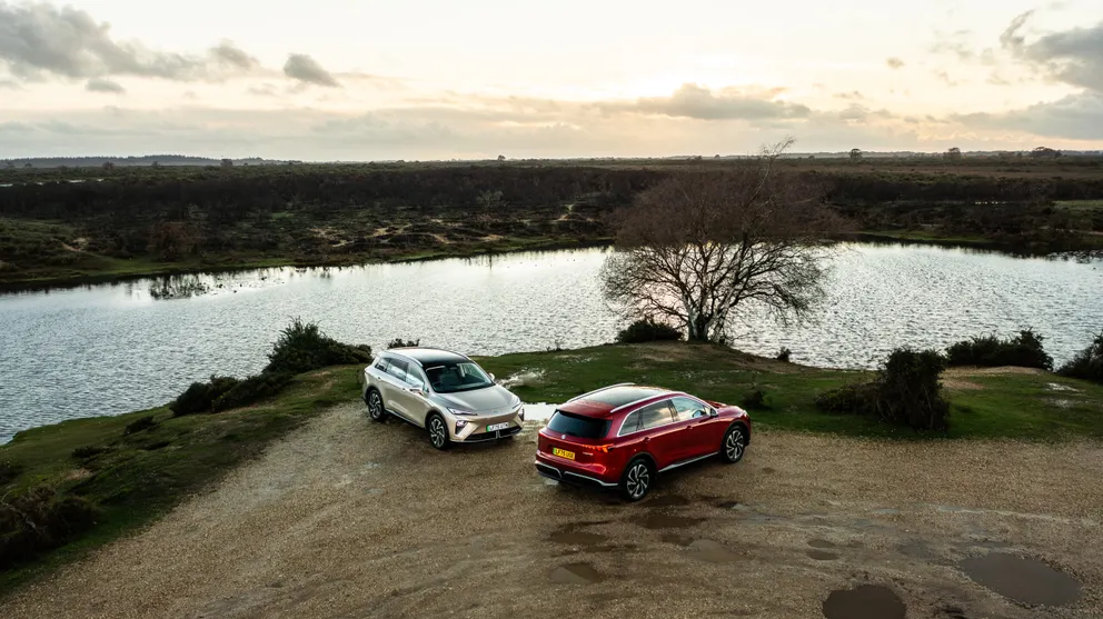 Deux modèles de MGS6 EV, un beige et un rouge