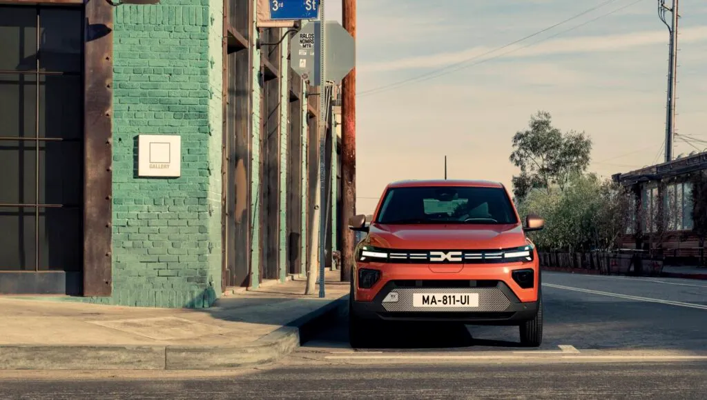 Dacia Spring au soleil dans une rue