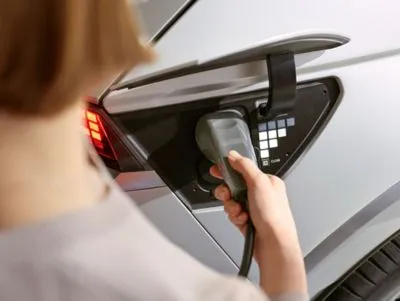 Femme qui recharge Hyundai IONIQ 5