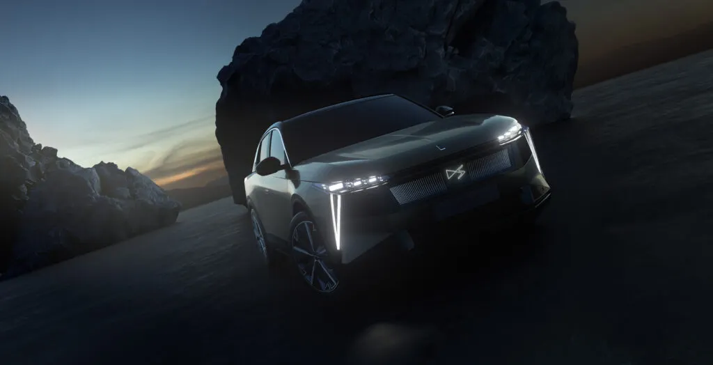 DS N°7 décor nocturne avec les phares allumés et la signature lumineuse bien visible 