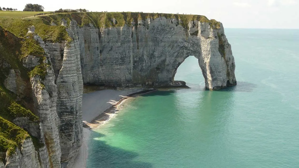 Où recharger sa voiture électrique en Normandie ? Falaises d'Etretat